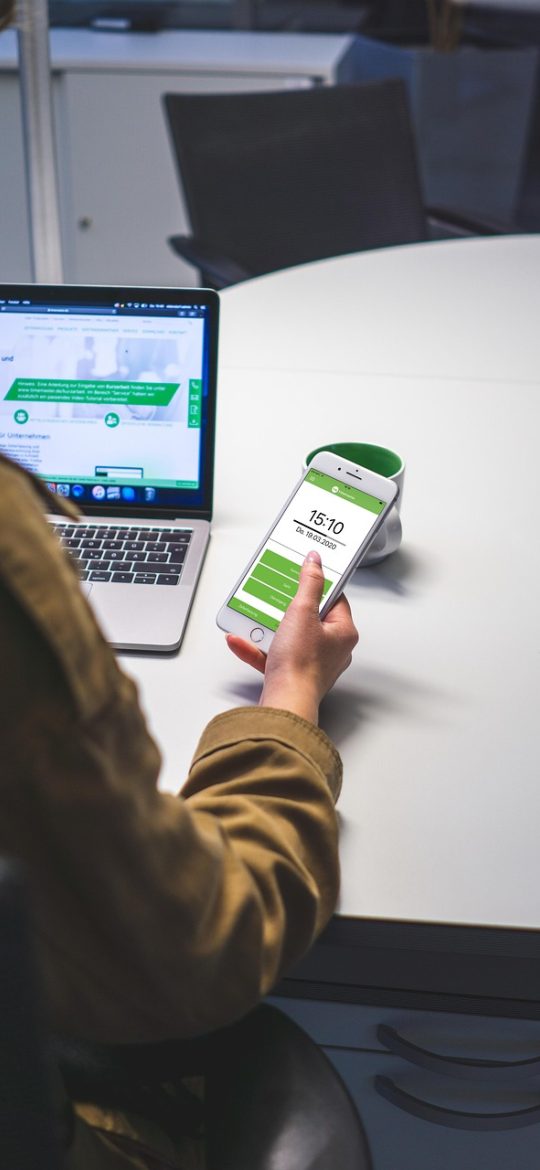 x-mol App 核验详情页截图，左侧竖排时间轴记录每次核查节点，右侧展示该条目引用的来源与置信度标签